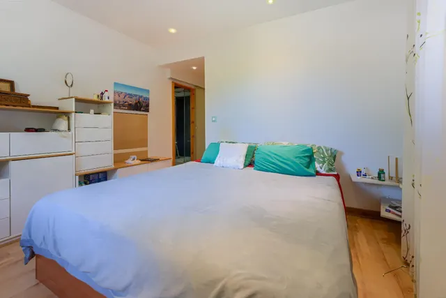 Chalet independiente de una planta con apartamento, piscina y parcela urbana de 2.800 m2 — 32