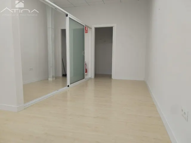 ¡Invierte en pleno corazón de Gandía! Un local con historia, luz y proyección. — 8