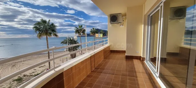 SE ALQUILA MAGNÍFICO APARTAMENTO EN PRIMERA LÍNEA DE PLAYA D - foto 2