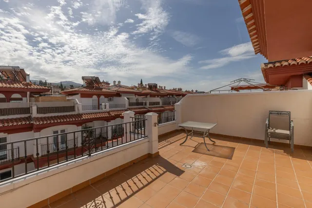 ADOSADA CON 4 DORMITORIOS, AMPLIAS TERRAZAS Y VISTAS A GRANADA Y SIERRA NEVADA — 41