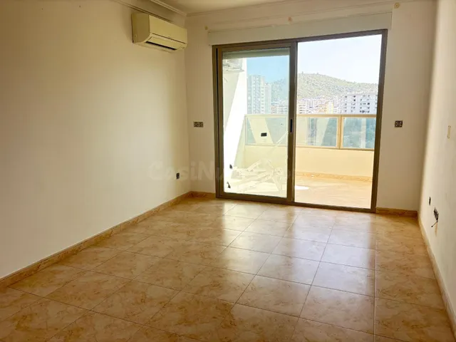 Vistas al mar, piscinas comunitarias y pistas de tenis.amueblado. — 2