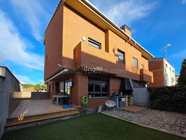 Espectacular Casa Pareada de 280 m2: Espacio, Diseño y Efici - foto 2