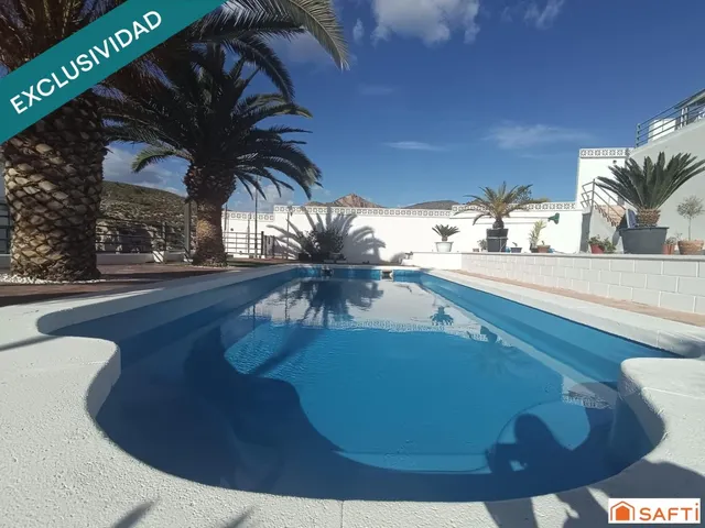 Exclusivo adosado con piscina y terraza - foto 4
