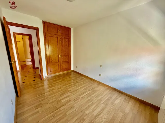 Piso exterior para entrar a vivir en 2ª planta de edificio sin ascensor. Con 115 m2 construidos, 3 dormitorios, 2 baños y terraza. — 21