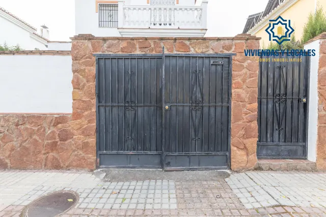 Casa independiente con piscina en La Zubia. — 41