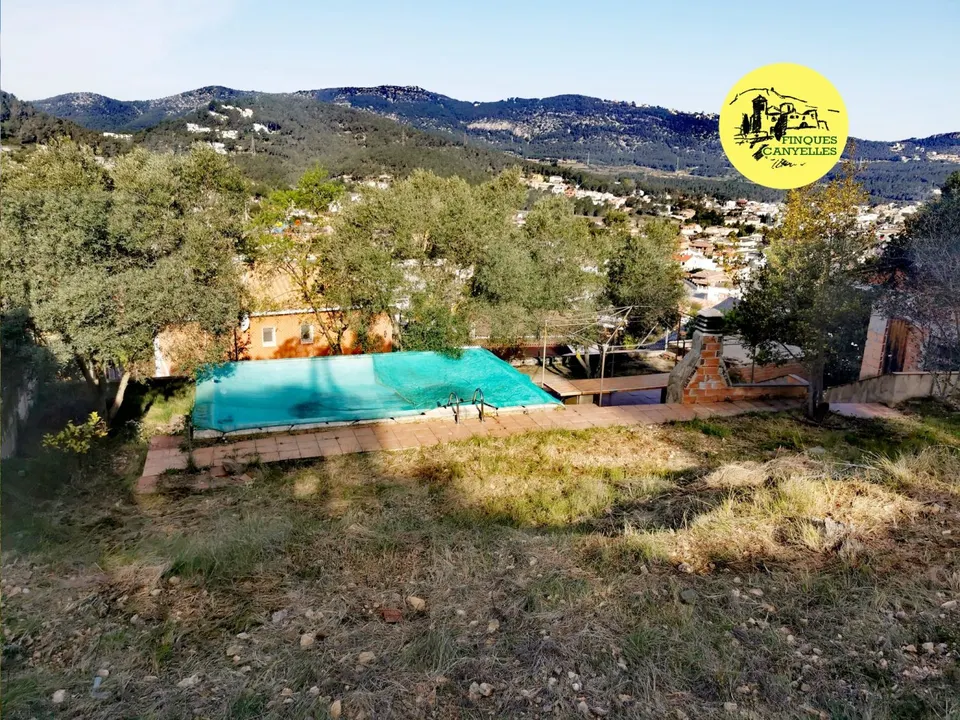 Soleado con magníficas vistas y zona de barbacoa con piscina