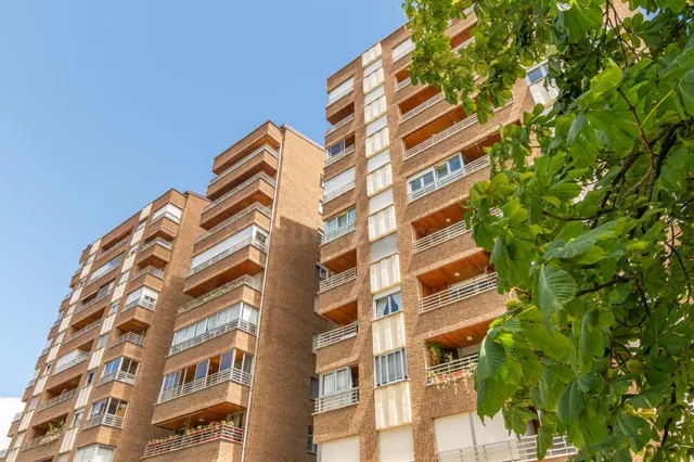 Vivienda totalmente exterior con terraza y amplia plaza de g - foto 5