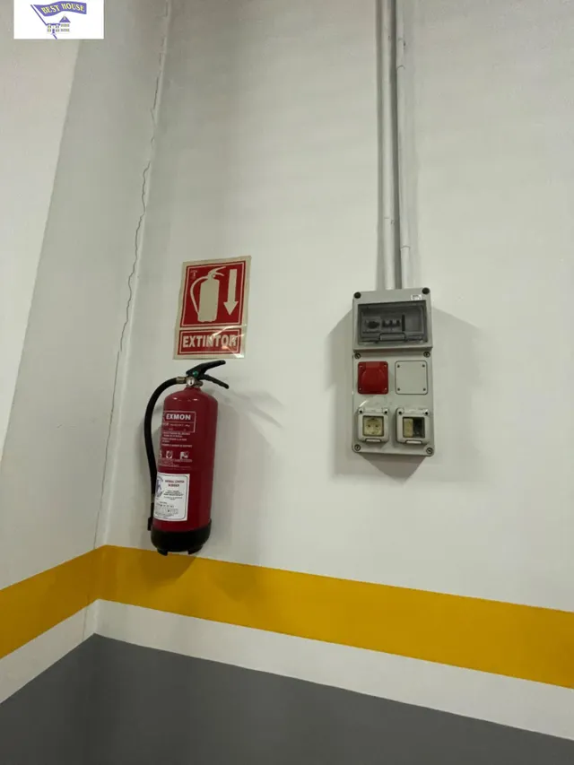 LOCAL CON VADO. 9 PLAZAS DE GARAJE. POSIBILIDAD DE T RASTEROS — 9