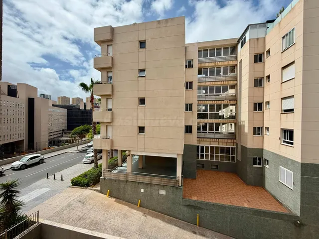 Piso en esquina con terraza junto al Hospital Universitario Dr. Negrín. — 42