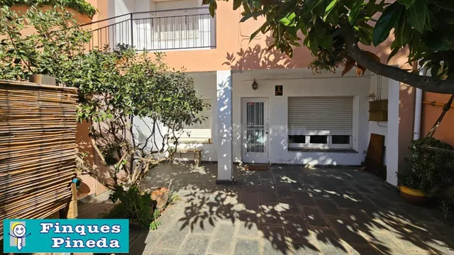 CASA PLANTA BAJA CON 2 VECINOS CON JARDÍN — 3