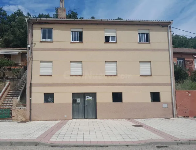 Oportunidad de Inversión en La Robla: Casa Solar con Rentabi