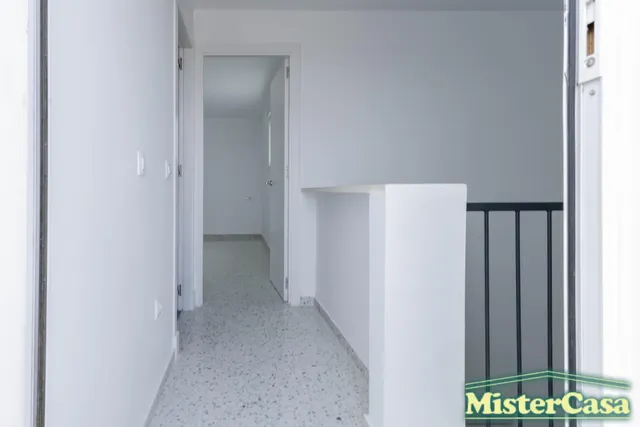 EXCLUSIVA. Zona norte. Ático Dúplex VPO. Terraza-solarium de 52m2. 4 dormitorios, 2 baños. Garaje. — 39