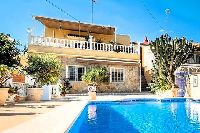 Maravilloso chalet pareado (aprox. 130 m2 + terrazas y garaje) con 4 dormitorios y 2 baños. Amplia parcela privada (516 m2) con jardín y gran piscina. — 2