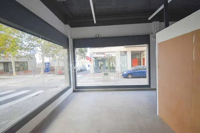 LOCAL ESQUINERO CON ESCAPARATE EN LES CASES NOVES - foto 2