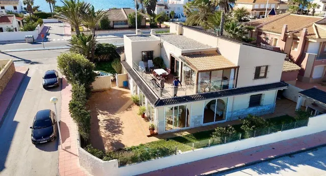 Exclusiva Villa en Primera Línea de Mar con Vistas Panorámic - foto 3