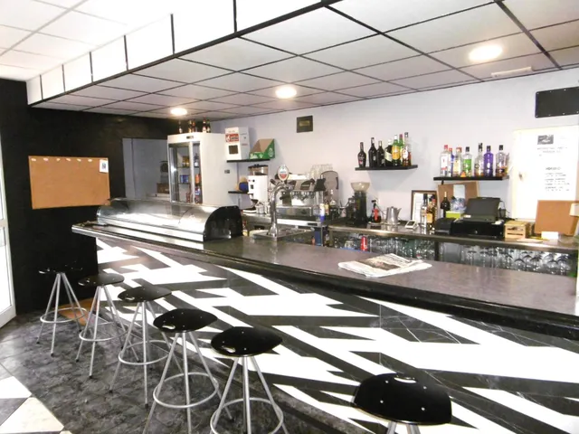 SOLAR CON LOCAL COMERCIAL EN PLANTA BAJA ACTUALMENTE CON NEGOCIO DE BAR — 5