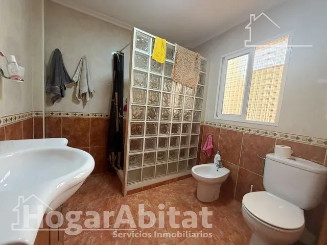 ¡En buena zona! Casa amplia y luminosa con gran terraza y balcón — 36