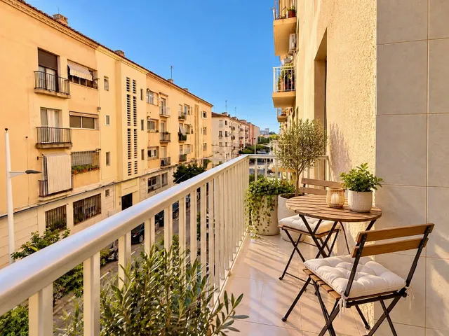 Piso exterior de 4 habitaciones con balcón junto a la playa de Las Arenas, Valencia — 7