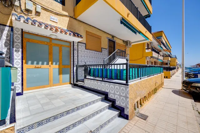 Apartamento semi reformado con orientación sur, vistas laterales al mar y piscina comunitaria. — 27