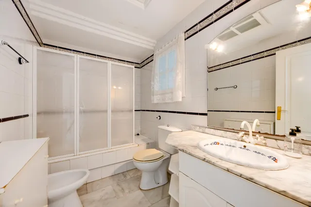 Apartamento de tres dormitorios y dos baños en residencial Duquesa Beach, primera línea de la playa de los locos — 25