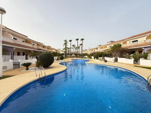 BUNGALOW EN PLANTA BAJA EN ROJALES CON JARDÍN DE 90 M2. 2 DORM. 1 BAÑO. SUPERFICIE DE 75 M2. PISCINAS COMUNITARIAS. — 41