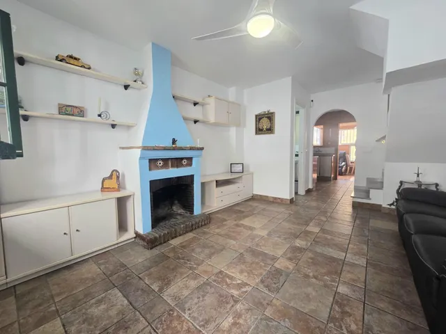 CASA ADOSADA DE 2 DORMITORIOS CON TERRAZAS, PISCINA Y GARAJE - foto 3