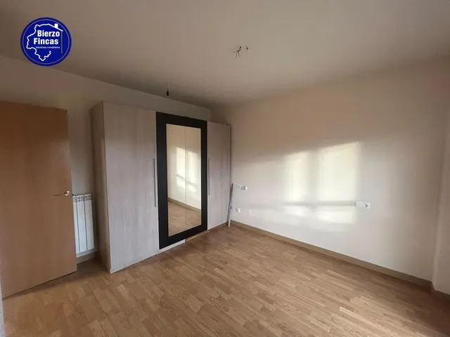 **se vende adosado en ardoncino, León** — 12