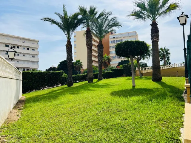Estudio luminoso con vistas al mar y piscina comunitaria — 18