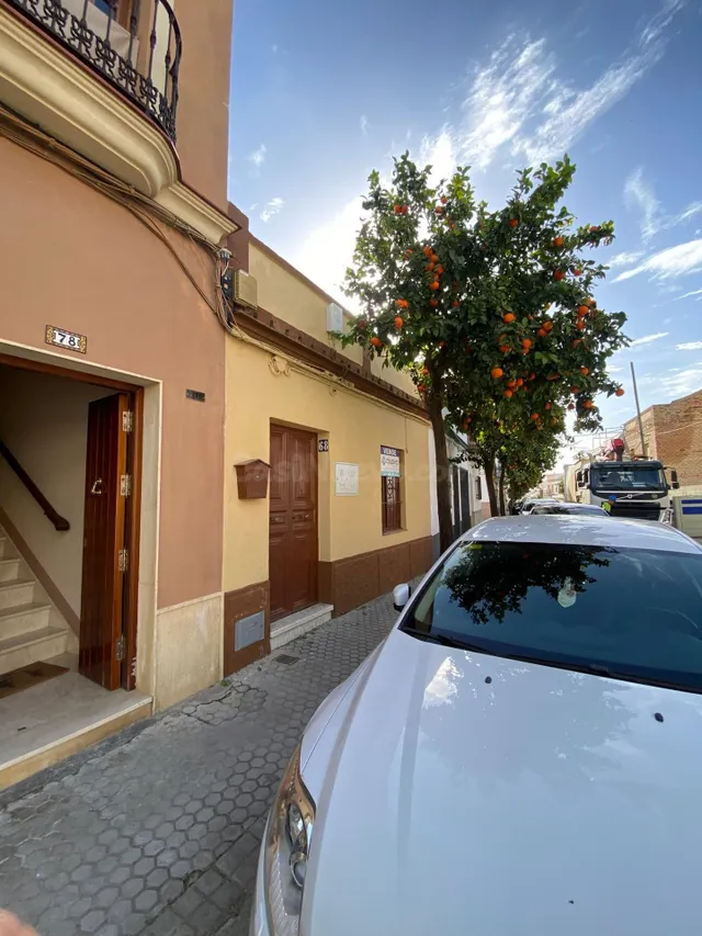 Casa a Reformar con Amplios Espacios y Patios Interiores! - foto 2