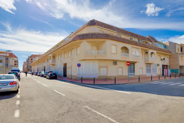 Ático con terraza, garaje y piscina a 250 metros del mar — 32