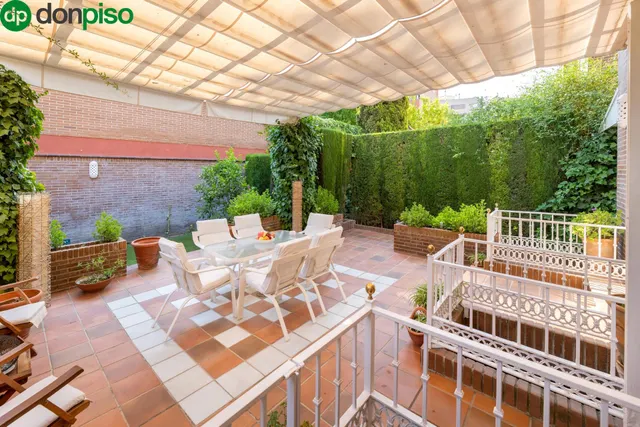 CHALET ADOSADO EN URBANIZACIÓN ADORATRICES — 12