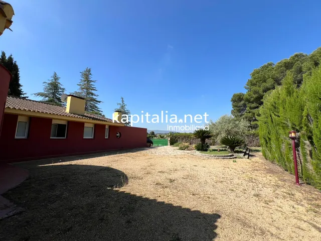 Fantástico chalet a la venta en Ontinyent , zona la Solana . — 9