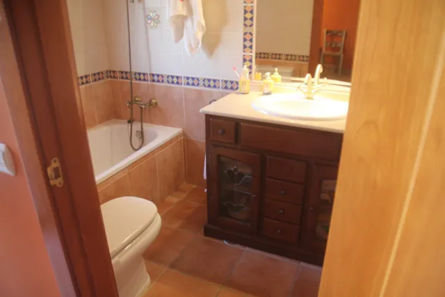 se vende casa adosada en el centro a tan solo 150 metros de la playa — 40