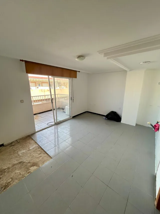 ¡Oportunidad Única! Ático para Reformar en el Centro de Torrevieja con Vistas Despejadas. — 6