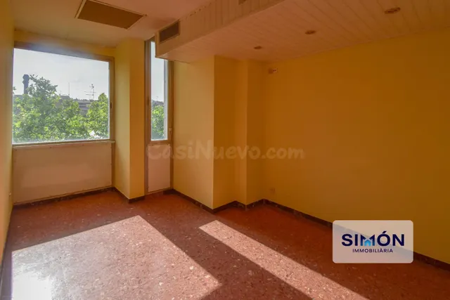 Magnífico local de 76 m2, luz natural y 3 salas, en el passe - foto 5