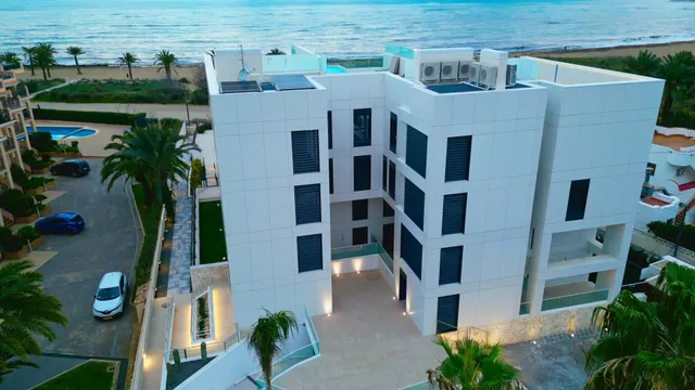 Apartamento en planta baja de obra nueva en exclusiva urbanización en primera línea de playa — 30