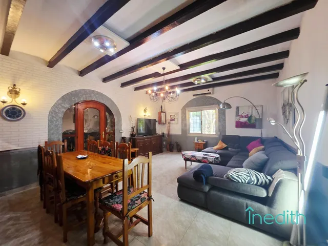 Casa en gran parcela de 6.500 m2 rodeada de tierras rústicas - foto 2
