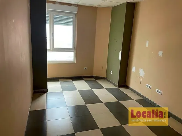 Oficina en edificio profesional en Torrelavega - foto 2