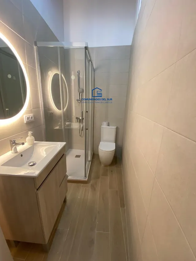 Moderno Piso Reformado en el centro de Cádiz — 10