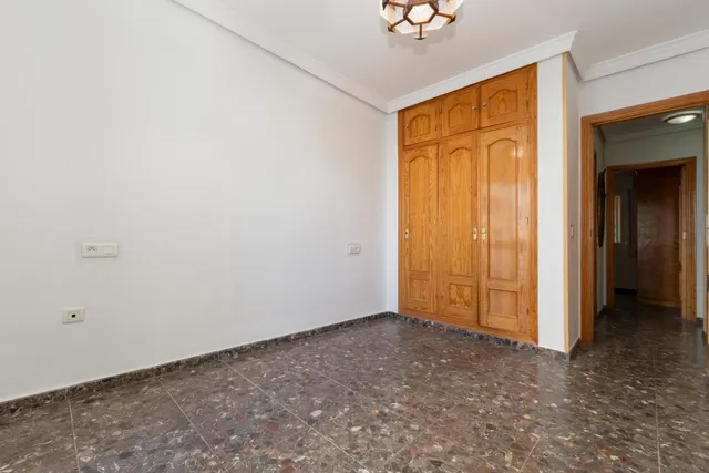 Piso de 3 dormitorios en Puerto de Estepona a 100 metros del paseo maritimo. — 23