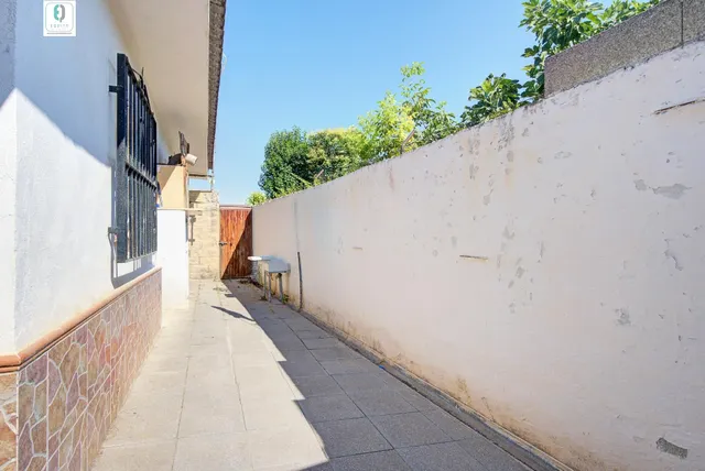 CHALET CON PISCINA EN CORTIJO PRETEL (ALBOLOTE) — 28
