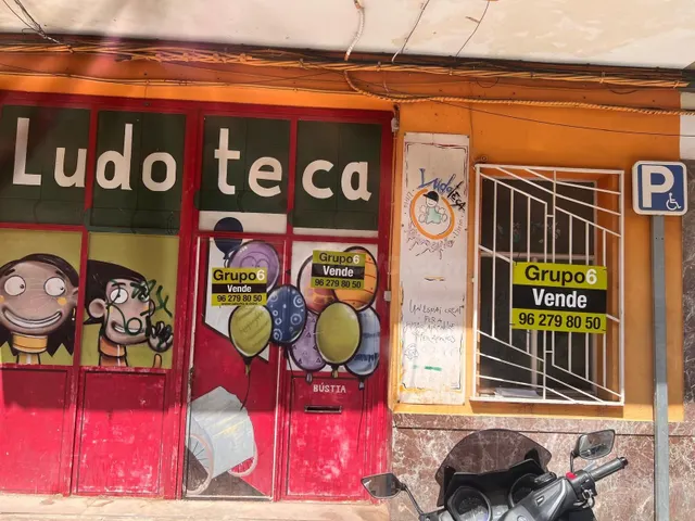 LOCAL COMERCIAL CON PATIO INTERIOR