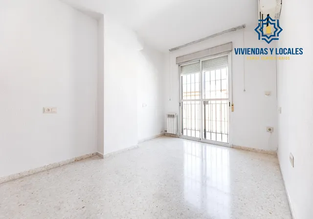 Vive en el corazón de Armilla: 4 dormitorios, patio, terraza y garaje — 9