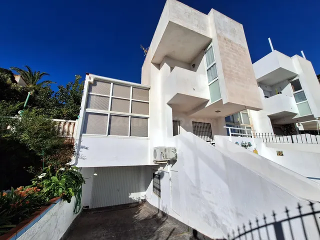 ¡OPORTUNIDAD EN LA NUCIA! Chalet independiente con piscina y