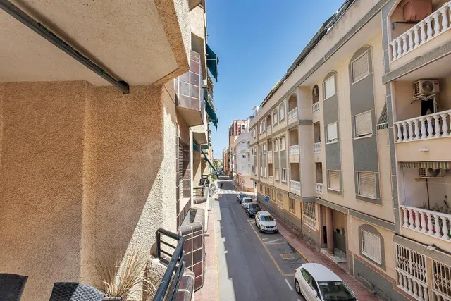 Apartamento reformado y espacioso (aprox. 101 m2 - 1.ª planta) con balcón orientado al sureste ¡y a tan solo 175 m de la Playa de los Locos! — 3