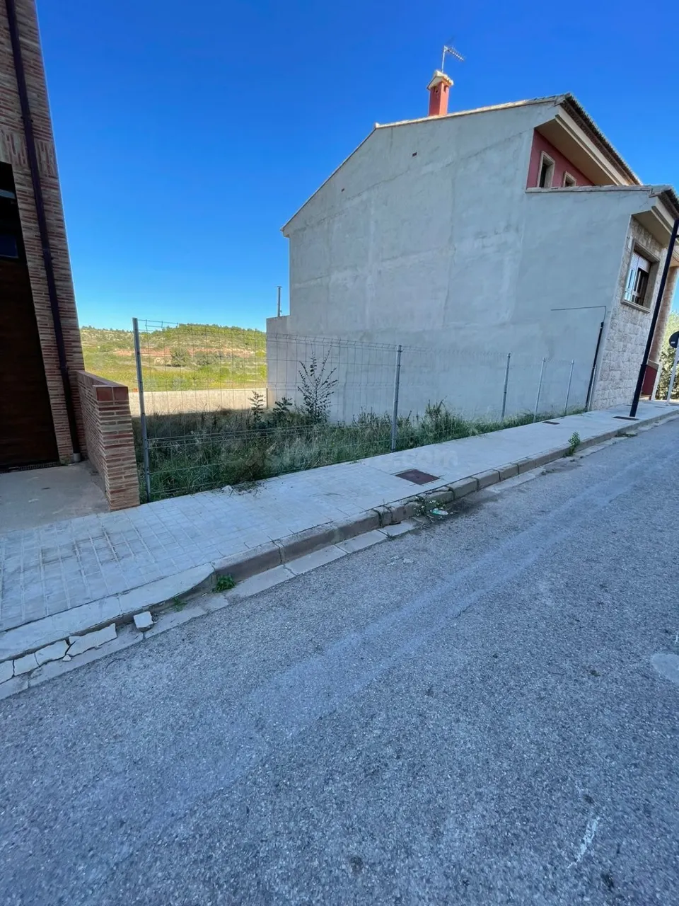 SOLAR EN TURIS DE 250M2 (ZONA CONSUM) 80.000€