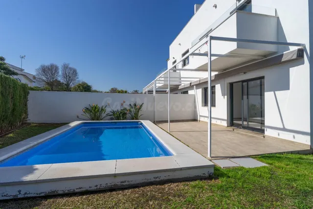 Chalet pareado con garaje, piscina y jardin — 4