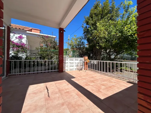 Chalet independiente con piscina privada y terrazas en La El
