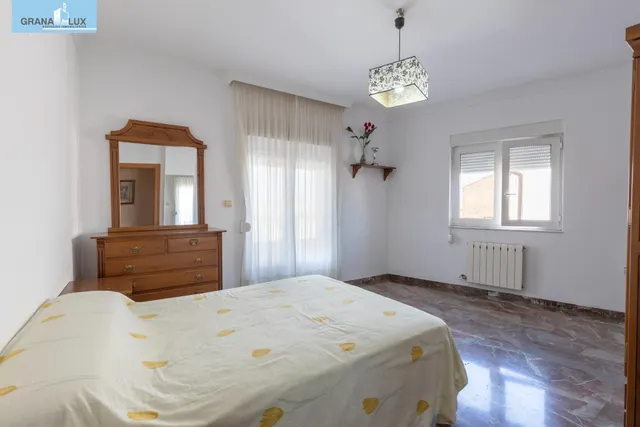 Casa en esquina en venta en Las Gabias — 38