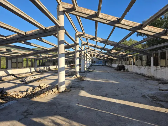 PARCELA DE 2.000 m2 CON EDIFICACIÓN DE 900 m2 — 7